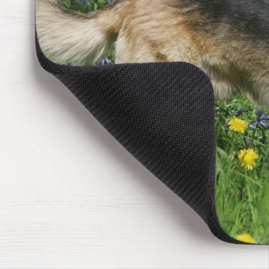 Schäferhund in den gelben Blumen Mousepad (Ecke)