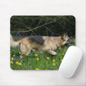Schäferhund in den gelben Blumen Mousepad (Mit Mouse)