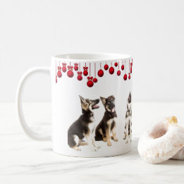 Schäferhund-Welpen und rote Verzierungen Kaffeetasse