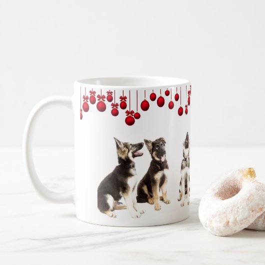 Schäferhund-Welpen und rote Verzierungen Kaffeetasse (Mit Donut)