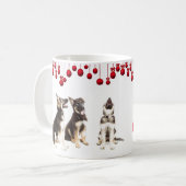 Schäferhund-Welpen und rote Verzierungen Kaffeetasse (Vorderseite Links)
