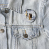 Schäferhunde, die in den Schnee laufen Button (Beispiel)