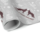 Schäferhunde, die mit Herzen und Text Wedding sind Geschenkpapier (Rolleneckpunkt)