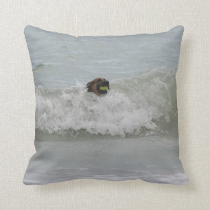 Schäferhundschwimmen in der Welle Kissen
