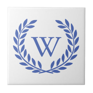 Schaffen Sie Ihr dekoratives Kranz-Monogramm Fliese