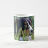 Schafhund im Gras Kaffeetasse (Mittel)