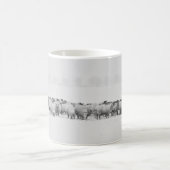 Schafsschaf auf einem Schneetag Panoramalandschaft Kaffeetasse (Mittel)