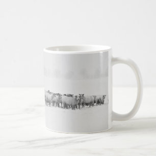 Schafsschaf auf einem Schneetag Panoramalandschaft Kaffeetasse