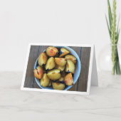 Schale aus geschnittenem Pflaumenfrucht auf Holzti Karte (Vorderseite)