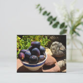 Schale mit Feigenfrüchten auf Stein Postkarte (Stehend Vorderseite)