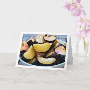 Schale mit geschnittenen Pflaumenfrüchten Karte