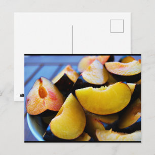 Schale mit geschnittenen Pflaumenfrüchten Postkarte