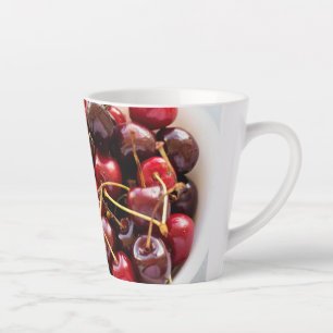 Schale mit Kirschen Milchtasse
