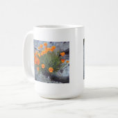 Schale mit schöner Kunst der Mohnblumen unter den Kaffeetasse (Vorderseite Links)