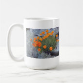 Schale mit schöner Kunst der Mohnblumen unter den Kaffeetasse (Links)