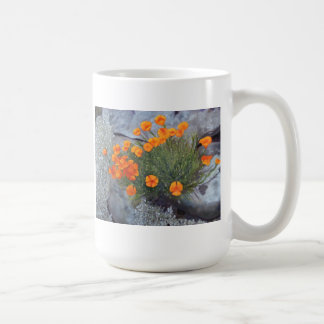 Schale mit schöner Kunst der Mohnblumen unter den Kaffeetasse