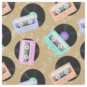Schallplatten und Kassetten auf Beige Stoff