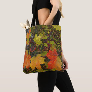 SCHALTFLÄCHE MIT FALLTHEMEN/ BLÄTTER AUF DEM BODEN TASCHE