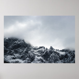Scharfe Kanten von Bergen und weiche Wolken Poster