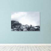 Scharfe Kanten von Bergen und weichen Wolken Leinwanddruck (Insitu (Holzboden))
