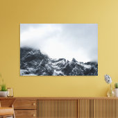 Scharfe Kanten von Bergen und weichen Wolken Leinwanddruck (Insitu (Wohnzimmer))