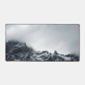 Scharfe Kanten von Bergen und weichen Wolken Schreibtischunterlage (Vorderseite)