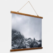 Scharfe Kanten von Bergen und weichen Wolken Wandteppich Mit Holzrahmen (Gewinkelt)