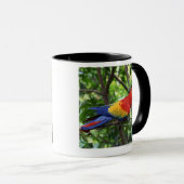 Scharlachrot Macaw auf Ast Tasse (VorderseiteRechts)