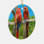Scharlachrot Macaw-Papageien-Hocken Keramikornament (Rechts)