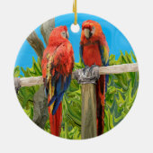 Scharlachrot Macaw-Papageien-Hocken Keramikornament (Hinten)