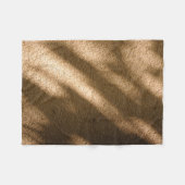 Schatten auf braunem Teppichboden Fleecedecke (Vorderseite (Horizontal))