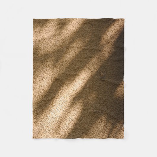 Schatten auf braunem Teppichboden Fleecedecke (Vorderseite)