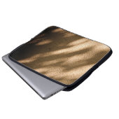 Schatten auf braunem Teppichboden Laptopschutzhülle (Vorne Knopf)