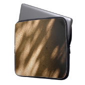 Schatten auf braunem Teppichboden Laptopschutzhülle (Vorderseite Links)