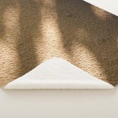 Schatten auf braunem Teppichboden Sherpadecke (3/4)