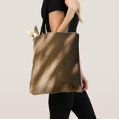 Schatten auf braunem Teppichboden Tasche (Von Nahem)