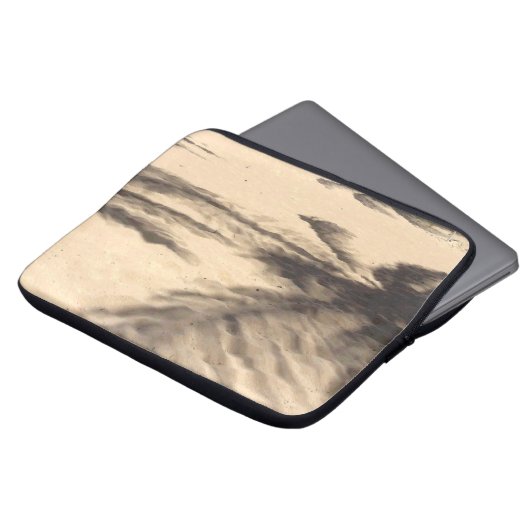 Schatten auf dem Sand Laptopschutzhülle (Vorne Oben)