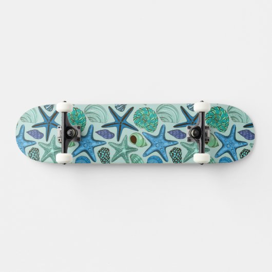 Schatten der blauen Seashells und des Skateboard (Horizontal)