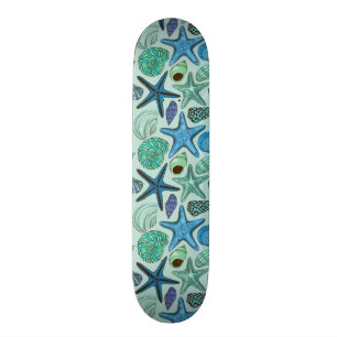 Schatten der blauen Seashells und des Skateboard