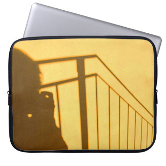 Schatten des Mannes nahe Treppe Laptopschutzhülle