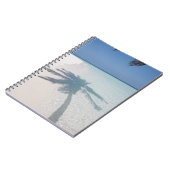 Schatten einer Palme an einem menschenleeren Stran Notizblock (Linke Seite)