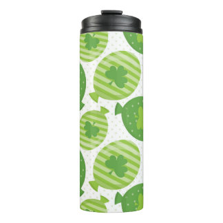 SCHATTEN VON GRÜNEN BALLOONS UND IRISCHEN KLEEBLÄT THERMOSBECHER