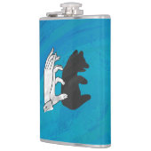 Schattenbärwürfel auf Blau Flachmann (Links)