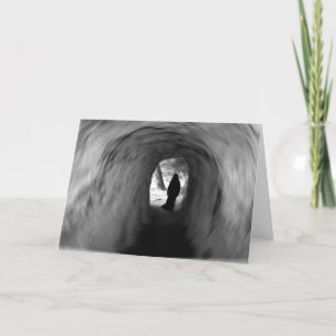 Schattenfigur in einem langen wirbelnden Tunnel Karte