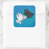 Schattenhund auf blau quadratischer aufkleber (Tasche)