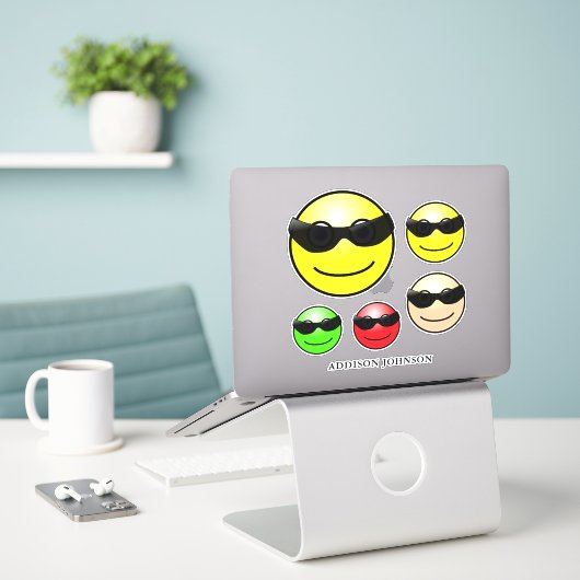 Schattierungen Emoji farbige Gesichter tragen den  Aufkleber (Laptop auf Schreibtisch)