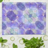 Schattierungen von Lavendel und grünen Abstrakten Geschirrtuch (Gefaltet)