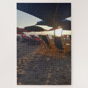 Schattige Strandbestuhlung bei Sonnenuntergang Puzzle