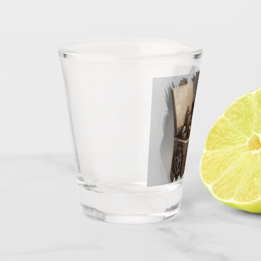 Schatztruhe mit Gängen Schnapsglas (Links)