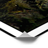 Schatztruhe von Gold auf den Felsen Poster (Ecke)